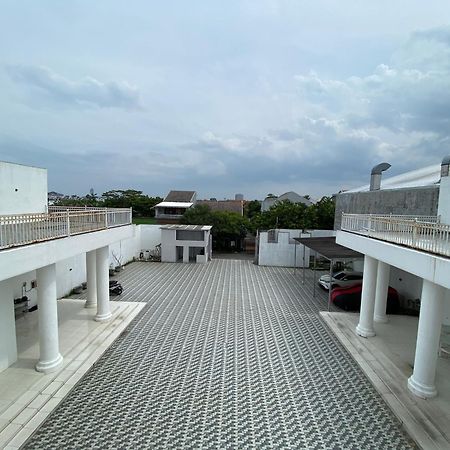 Griya Rw Family Guest House Redpartner Surakarta  Экстерьер фото
