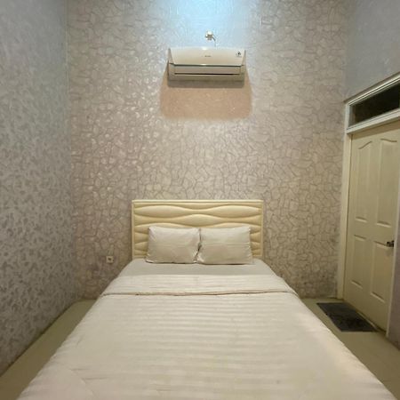 Griya Rw Family Guest House Redpartner Surakarta  Экстерьер фото