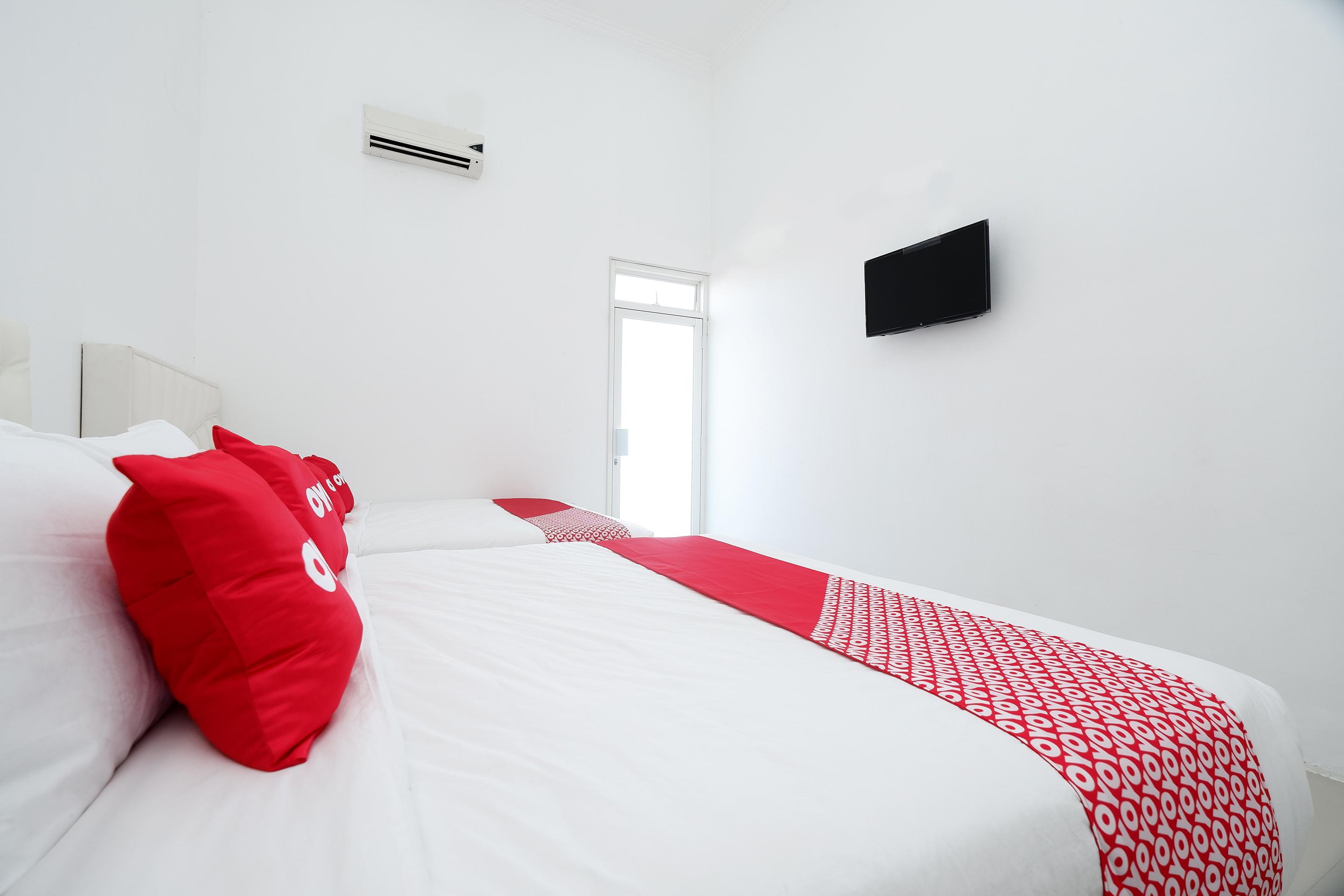 Griya Rw Family Guest House Redpartner Surakarta  Экстерьер фото