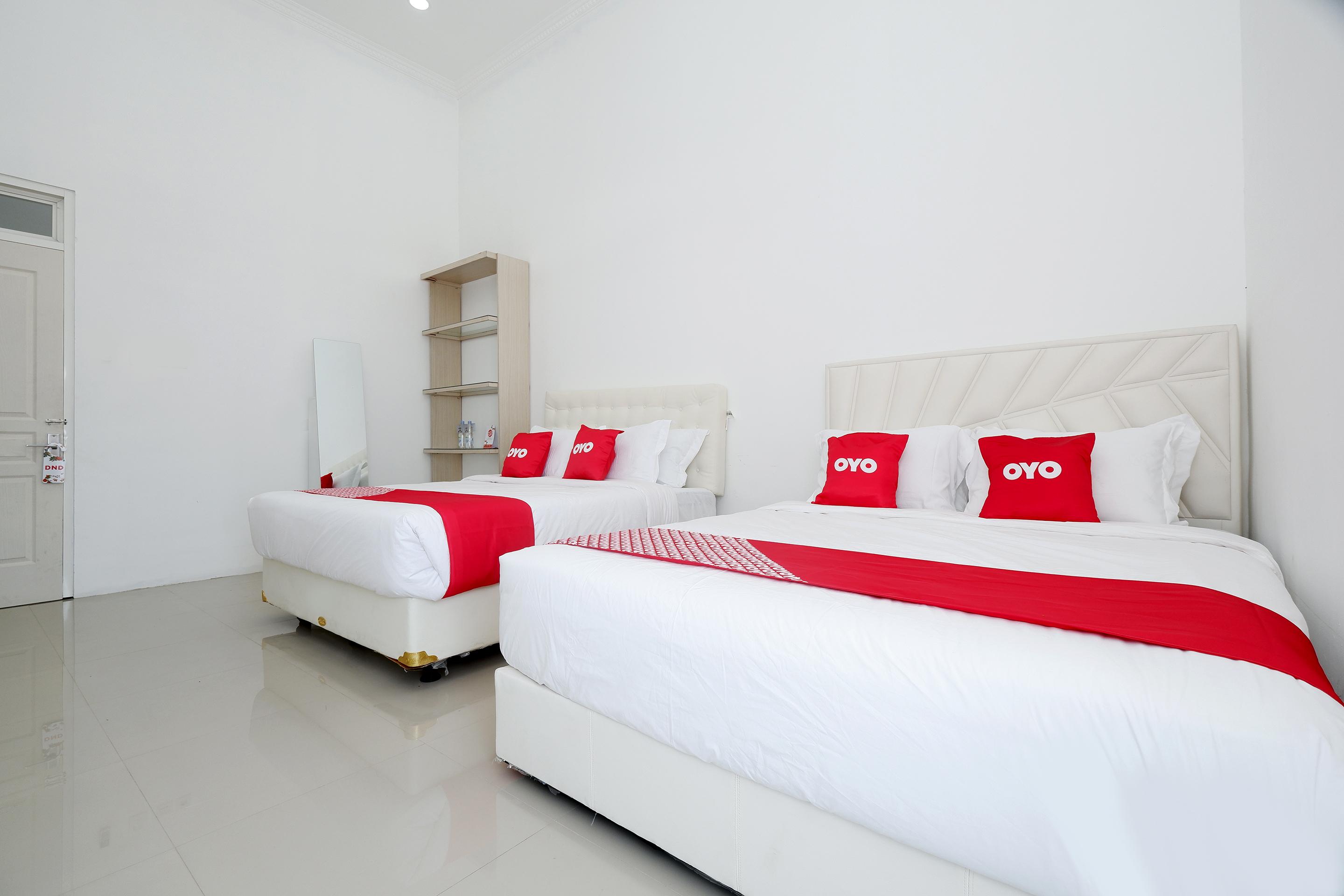 Griya Rw Family Guest House Redpartner Surakarta  Экстерьер фото