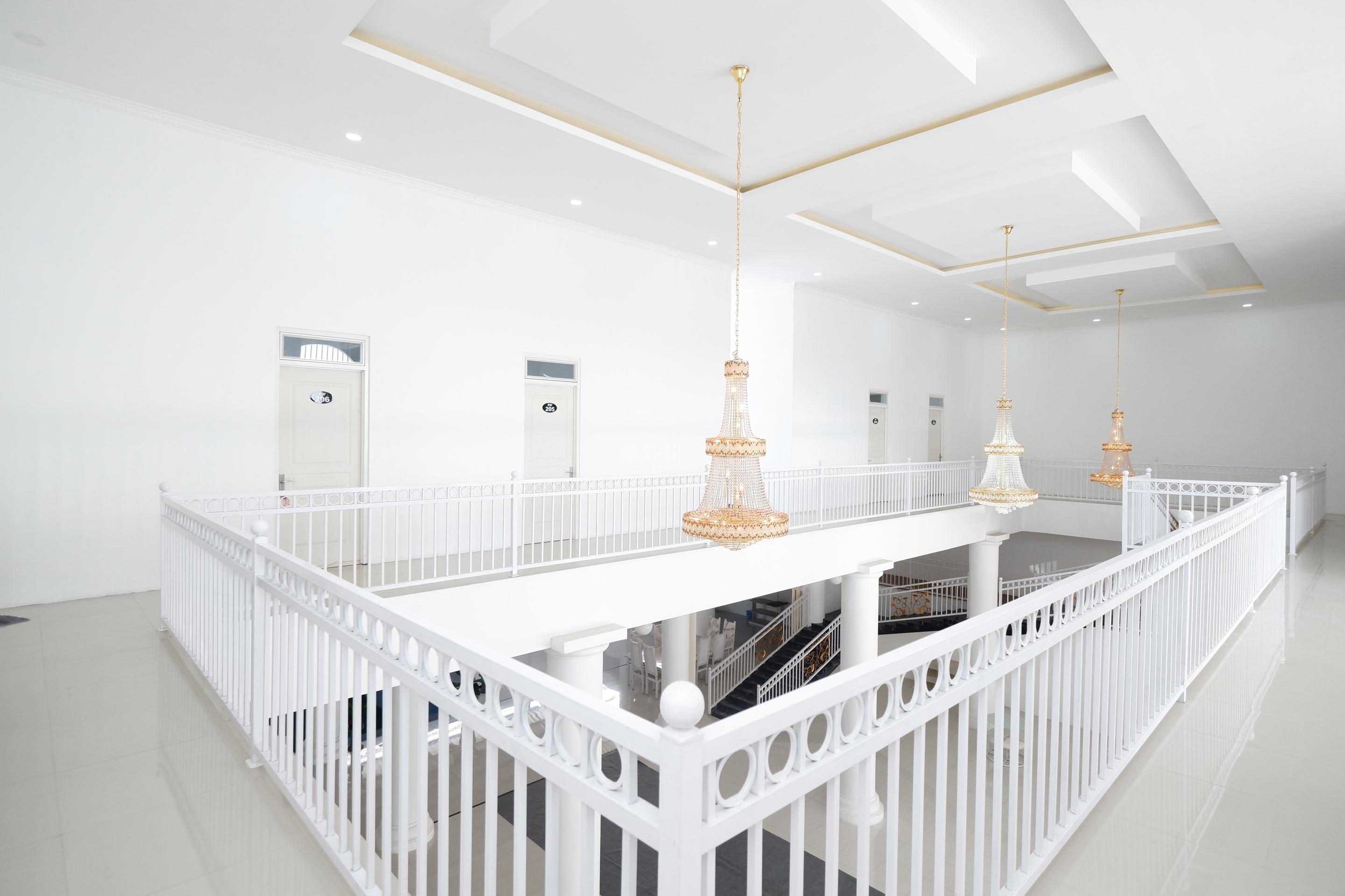 Griya Rw Family Guest House Redpartner Surakarta  Экстерьер фото