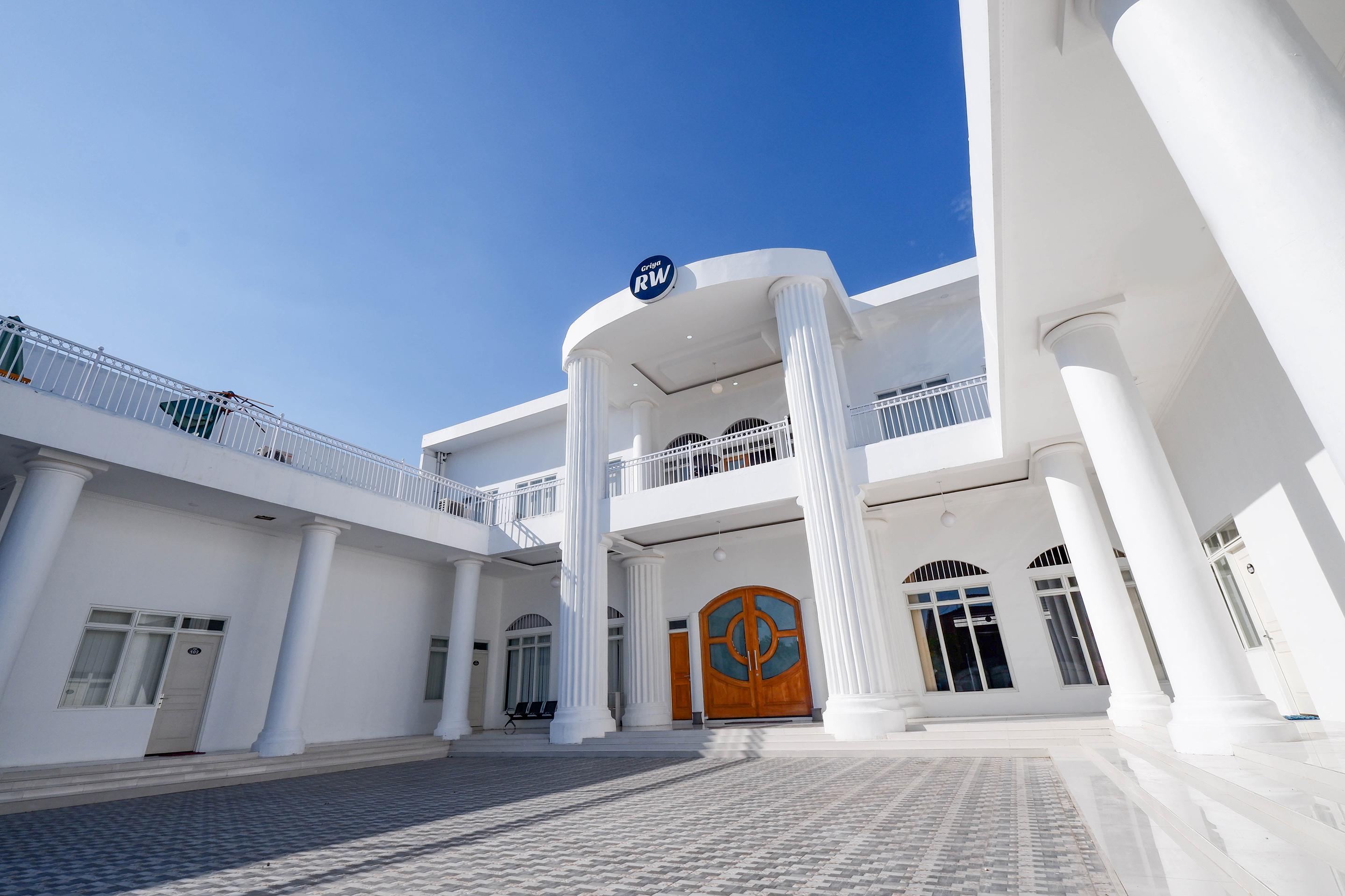Griya Rw Family Guest House Redpartner Surakarta  Экстерьер фото
