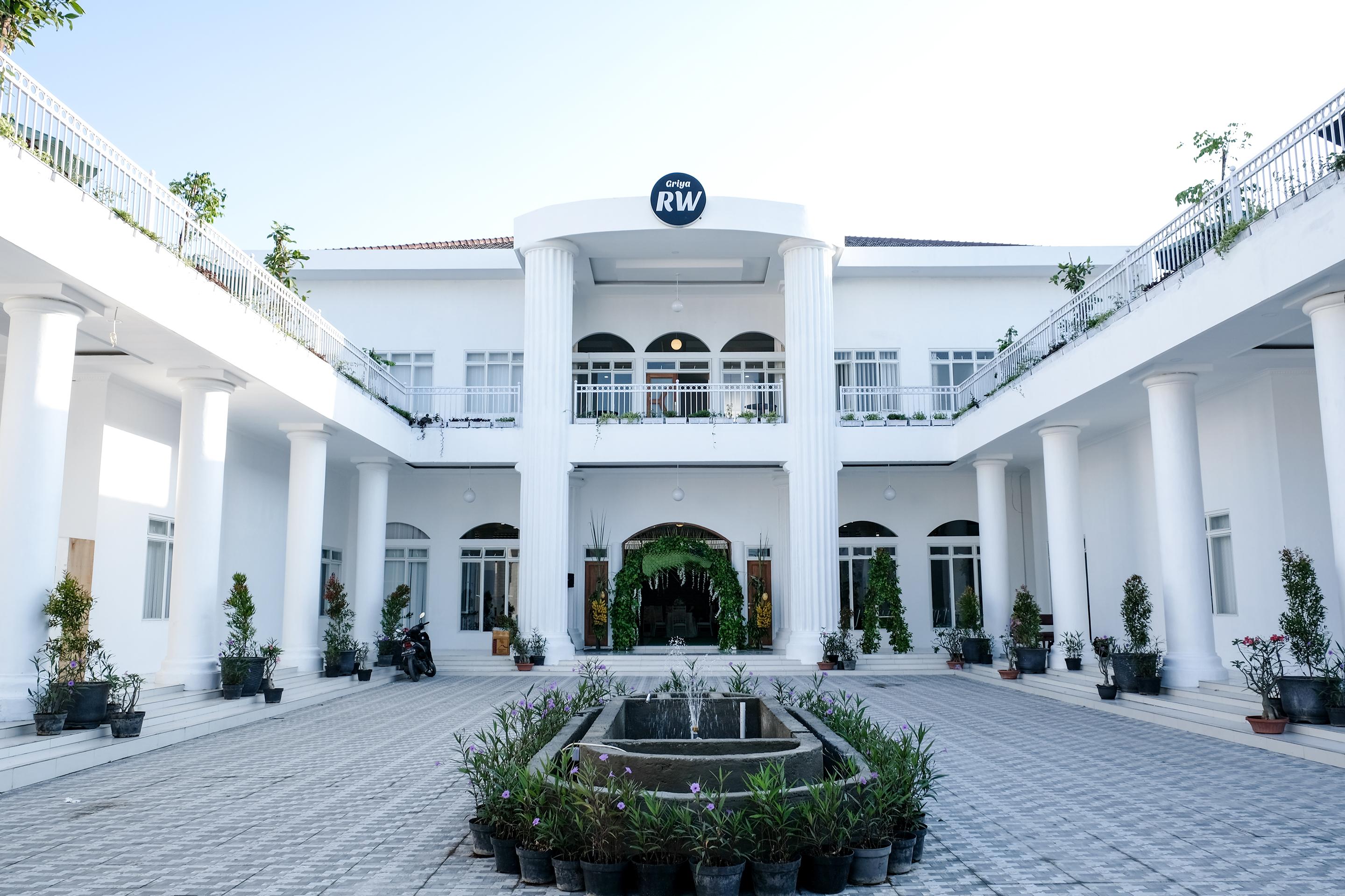 Griya Rw Family Guest House Redpartner Surakarta  Экстерьер фото