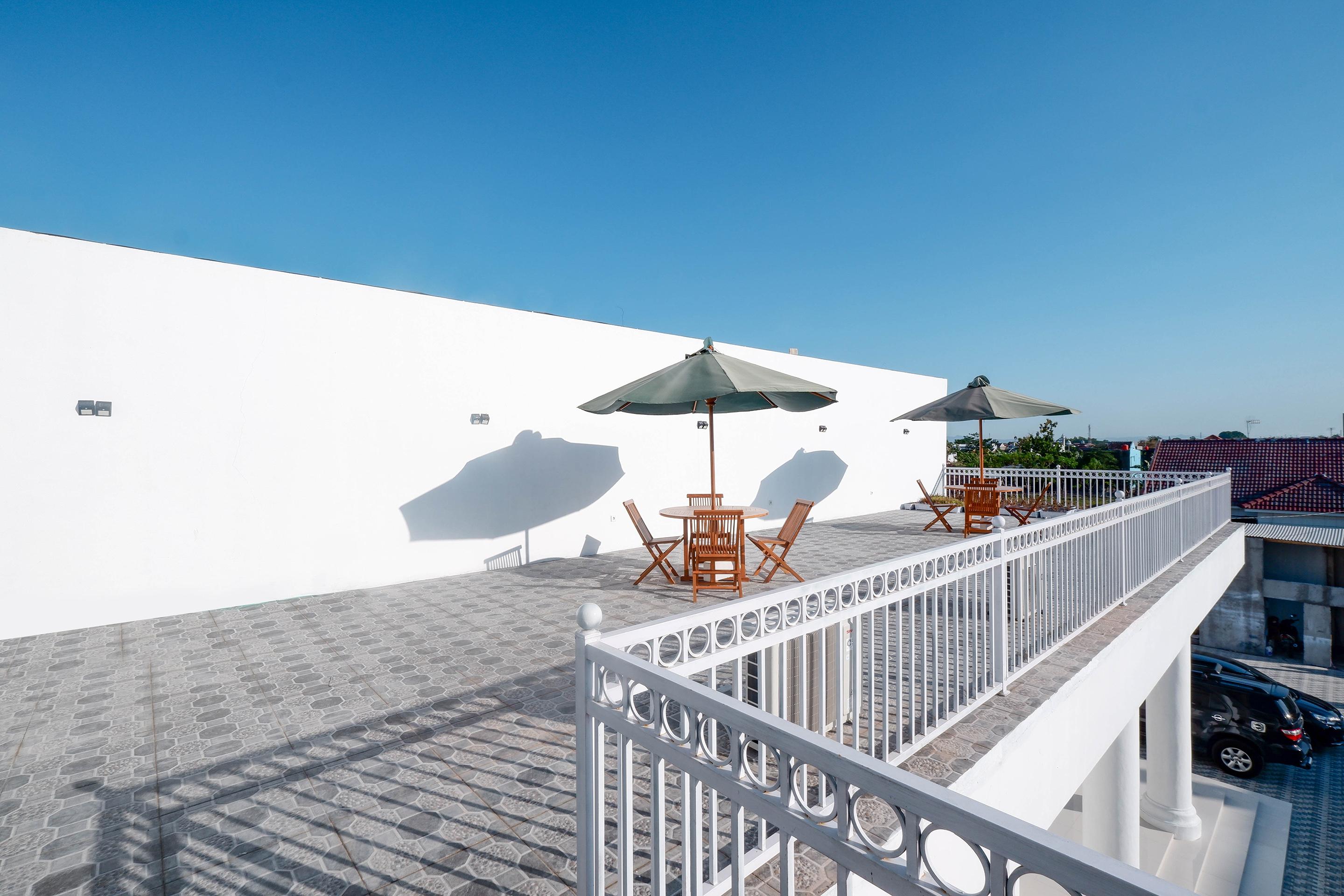 Griya Rw Family Guest House Redpartner Surakarta  Экстерьер фото