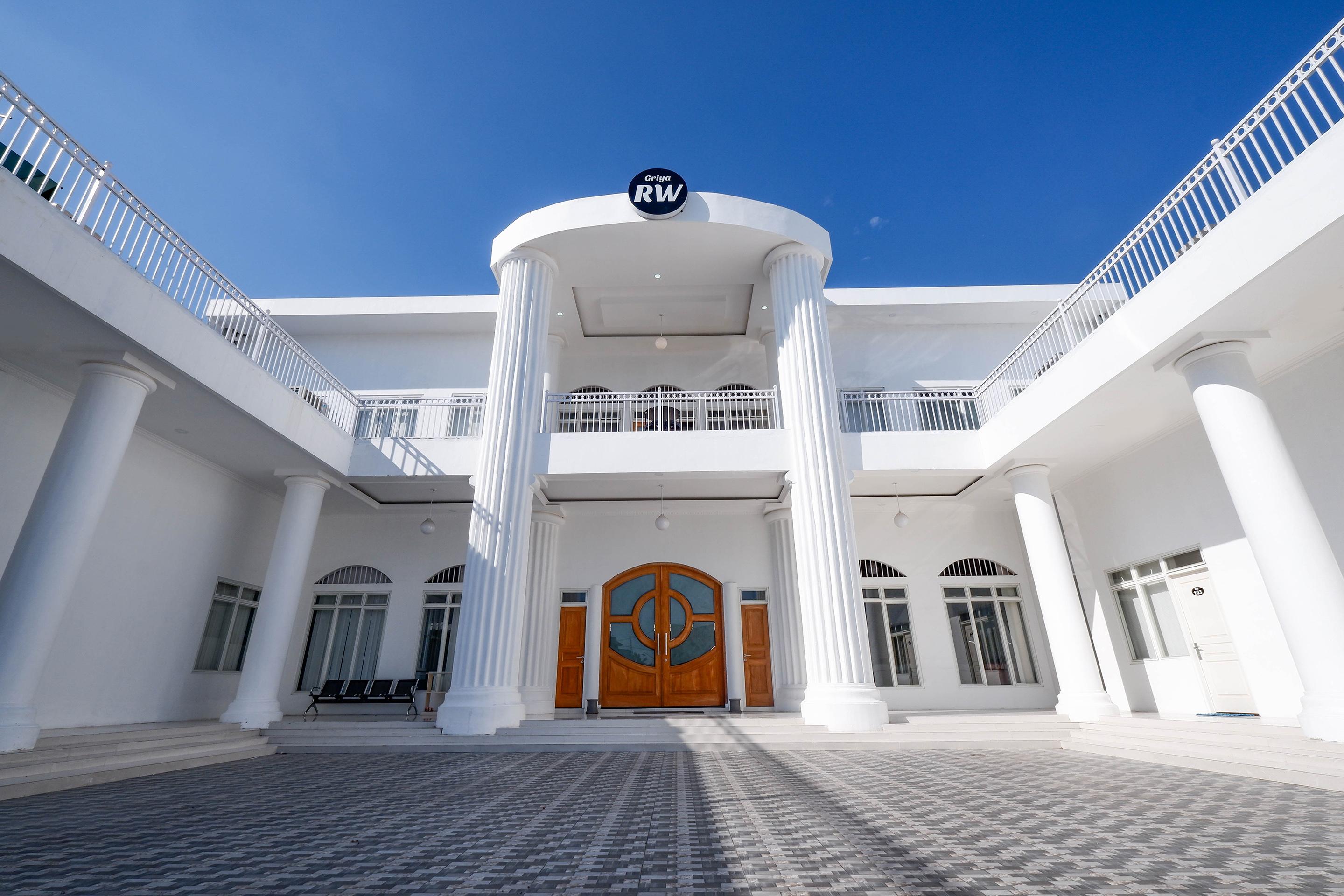 Griya Rw Family Guest House Redpartner Surakarta  Экстерьер фото