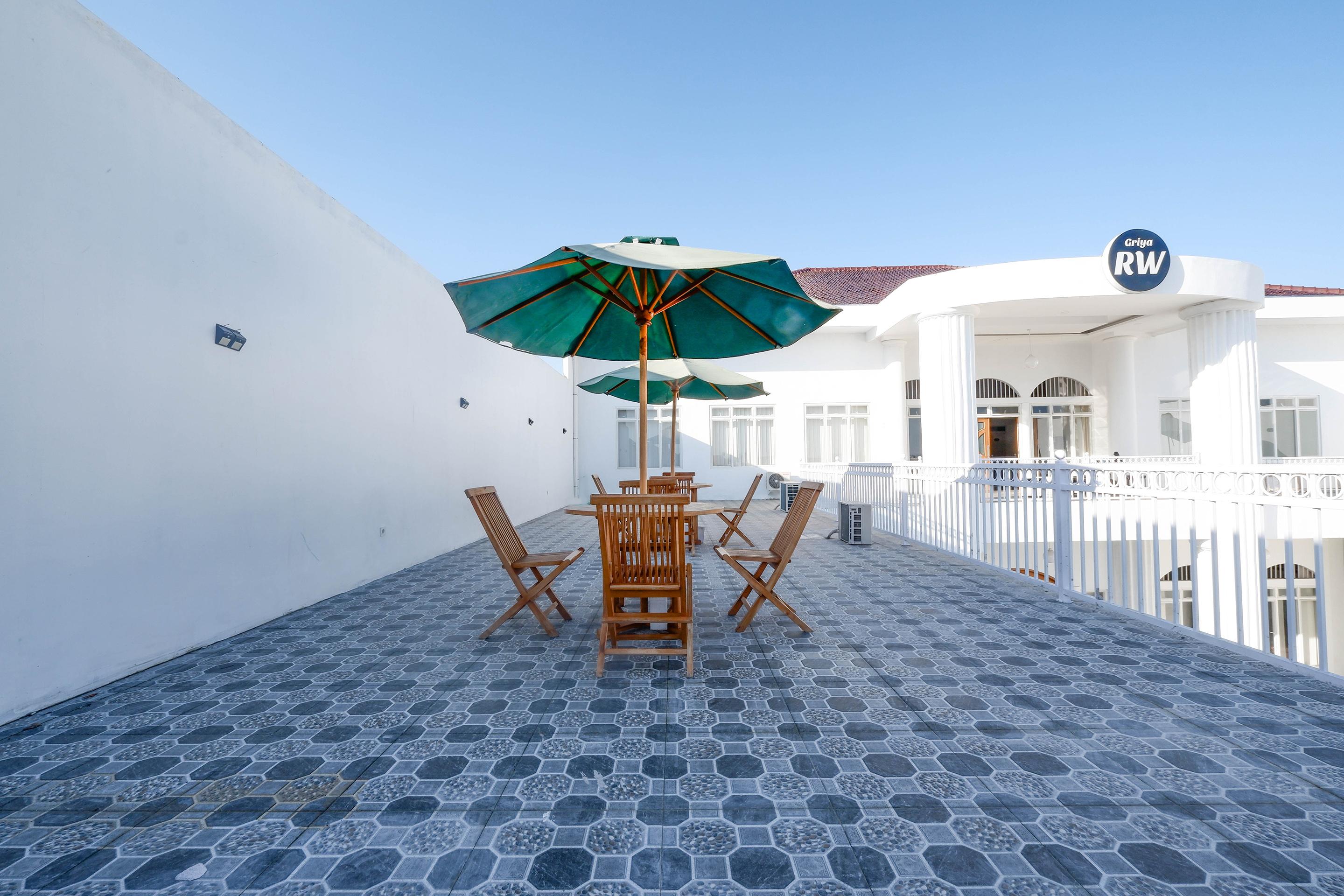 Griya Rw Family Guest House Redpartner Surakarta  Экстерьер фото