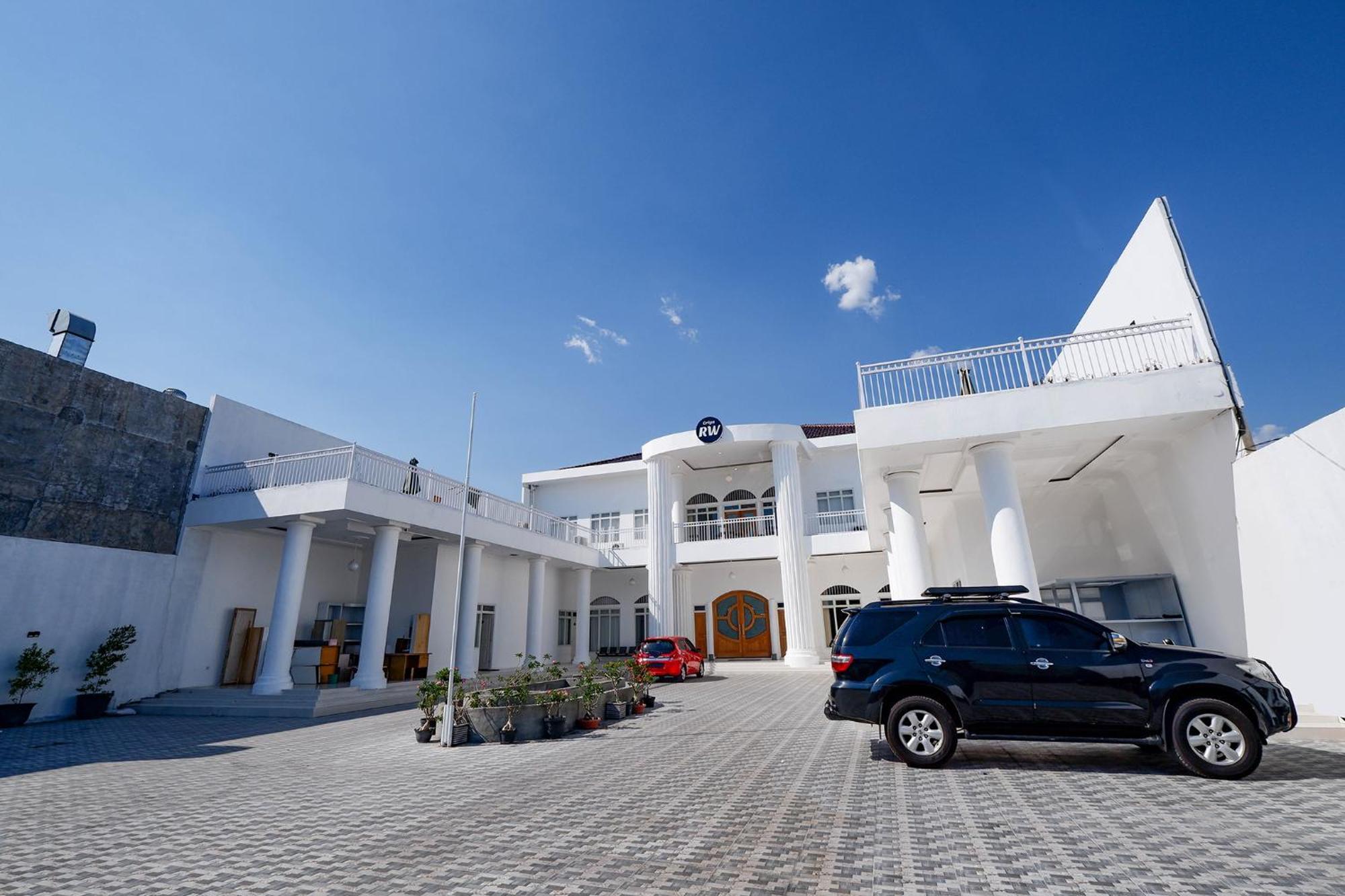 Griya Rw Family Guest House Redpartner Surakarta  Экстерьер фото