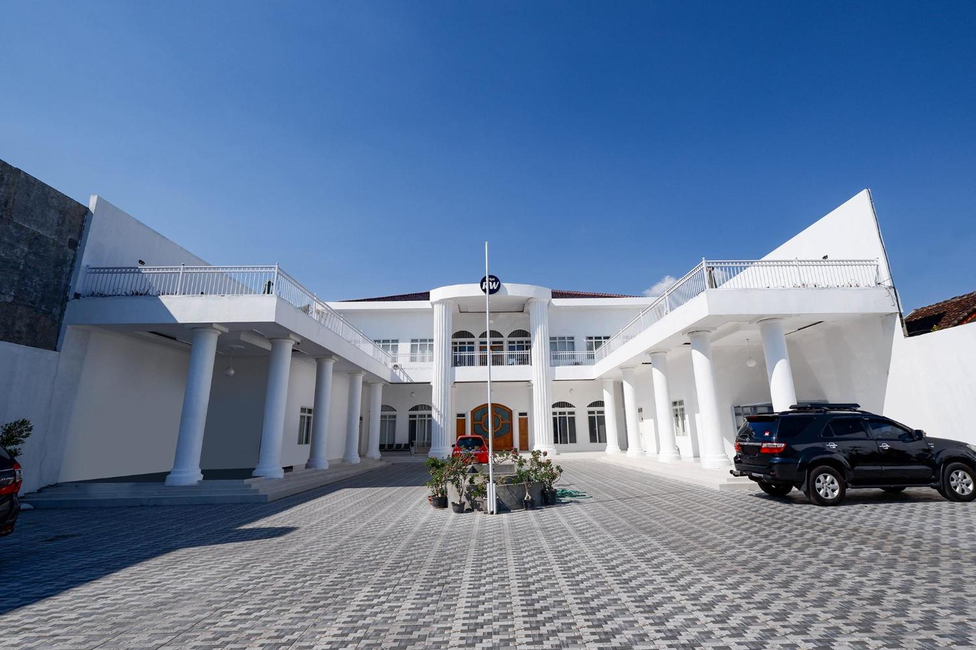 Griya Rw Family Guest House Redpartner Surakarta  Экстерьер фото