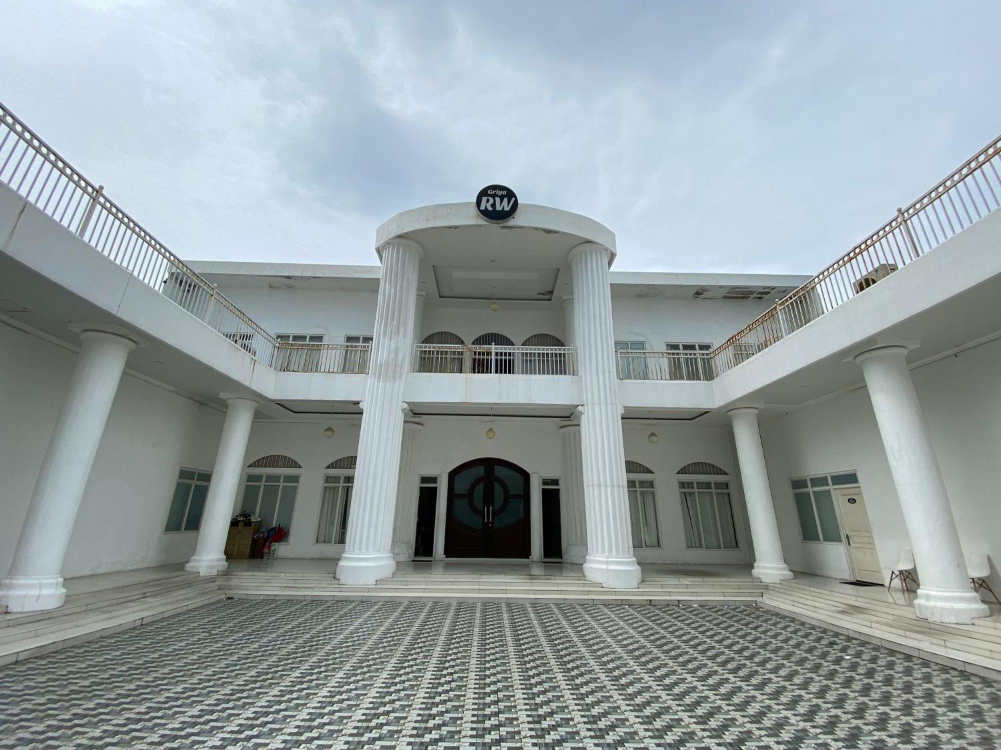 Griya Rw Family Guest House Redpartner Surakarta  Экстерьер фото
