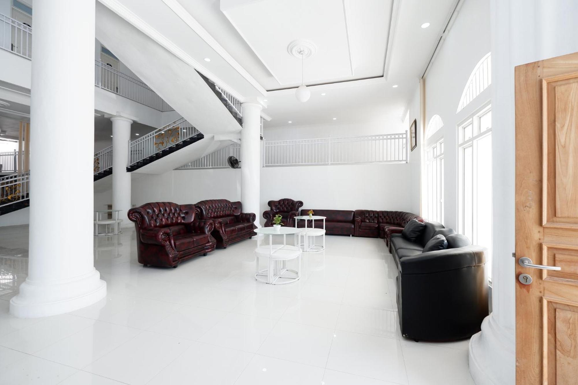 Griya Rw Family Guest House Redpartner Surakarta  Экстерьер фото