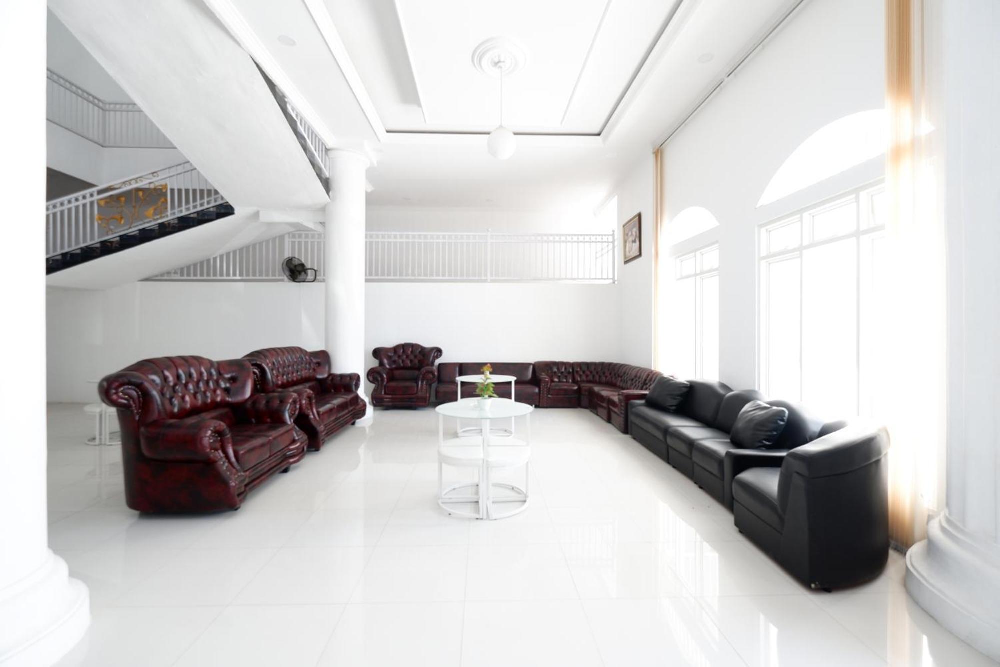 Griya Rw Family Guest House Redpartner Surakarta  Экстерьер фото