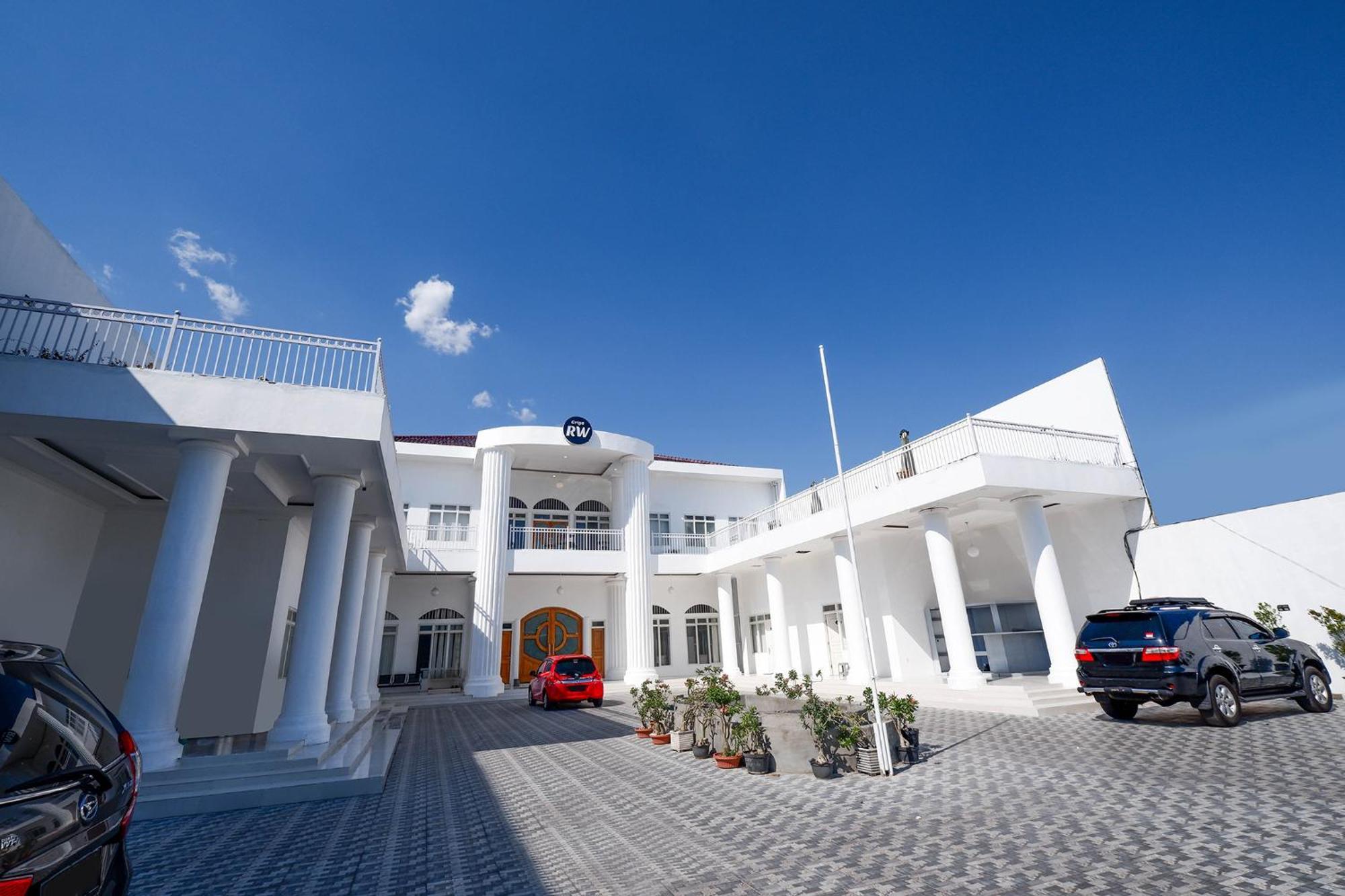 Griya Rw Family Guest House Redpartner Surakarta  Экстерьер фото