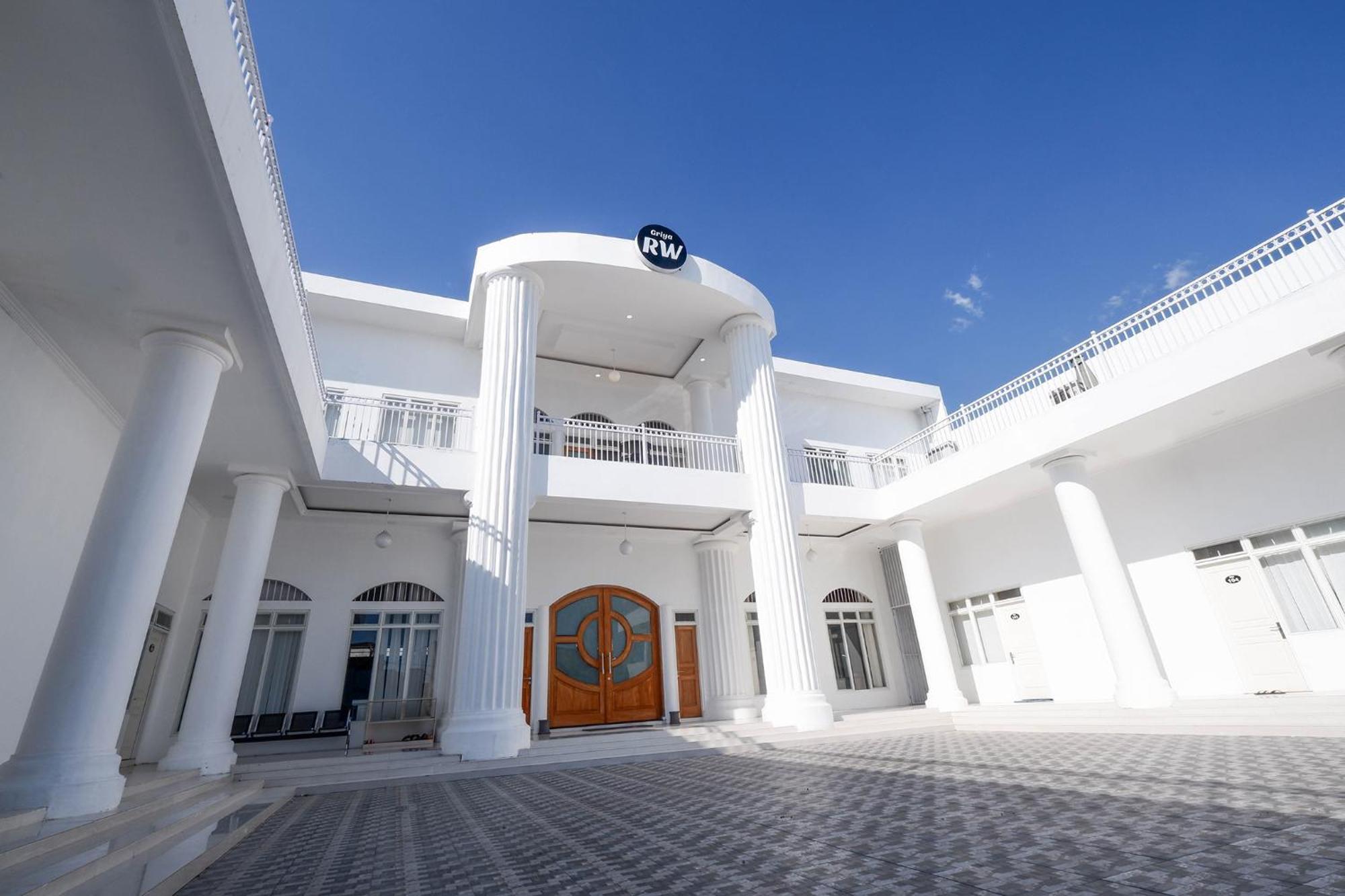 Griya Rw Family Guest House Redpartner Surakarta  Экстерьер фото