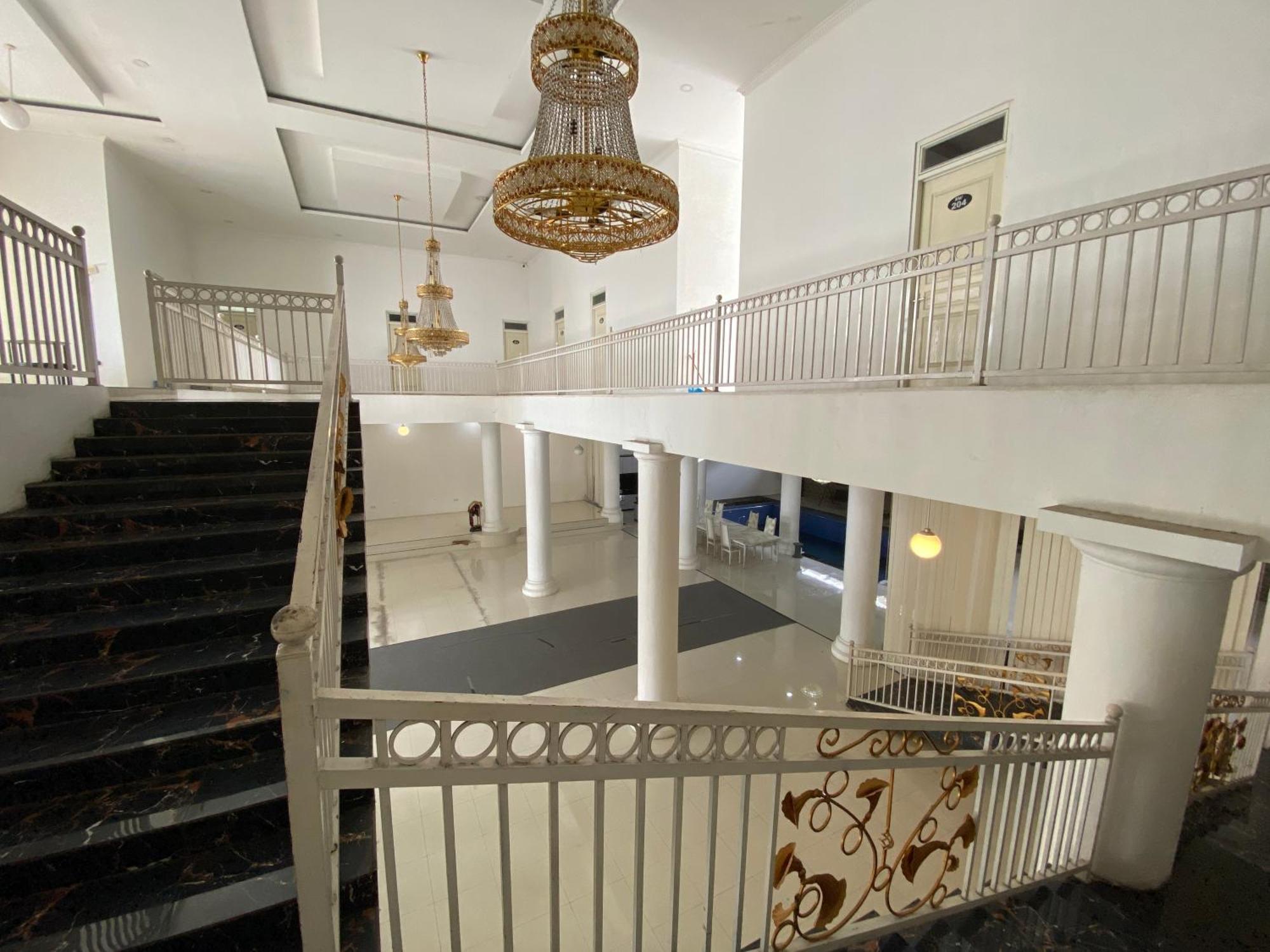 Griya Rw Family Guest House Redpartner Surakarta  Экстерьер фото