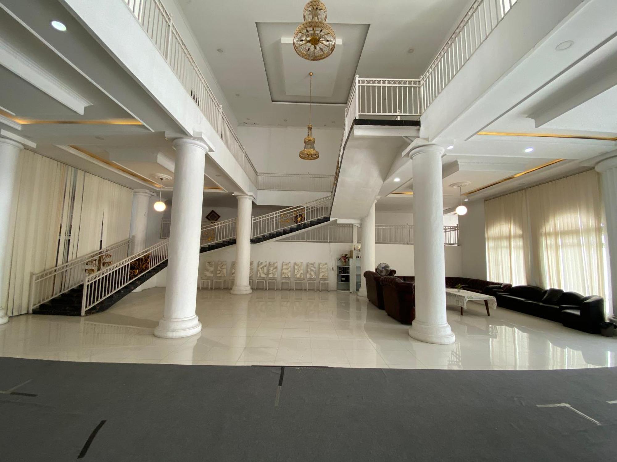 Griya Rw Family Guest House Redpartner Surakarta  Экстерьер фото