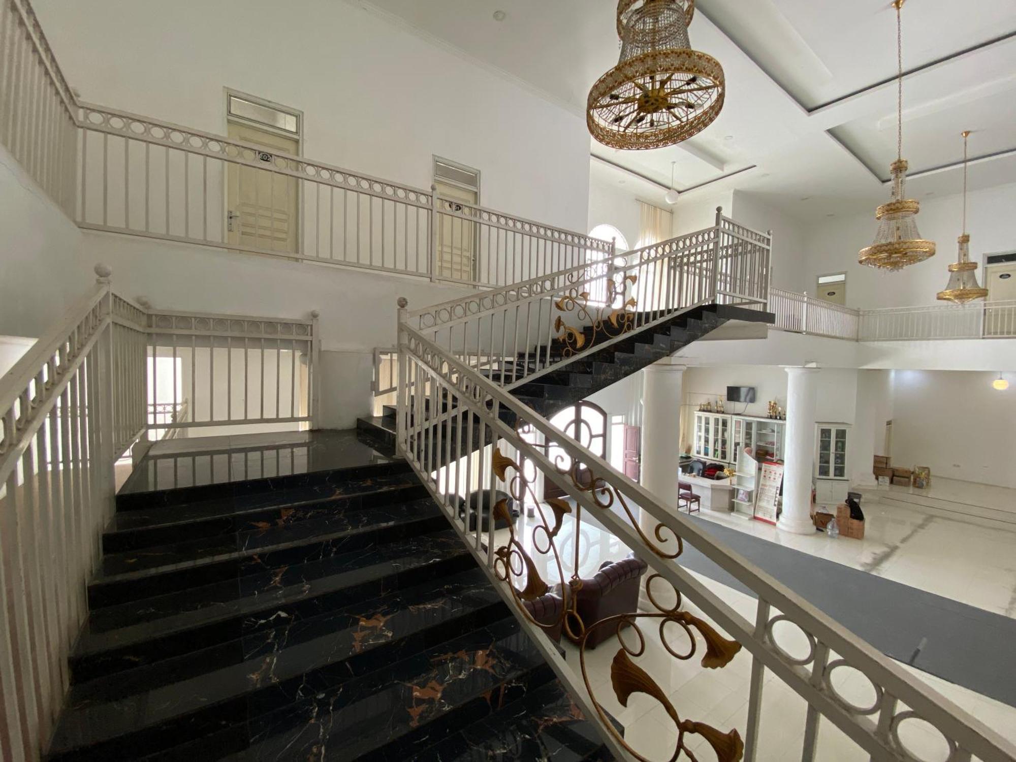 Griya Rw Family Guest House Redpartner Surakarta  Экстерьер фото