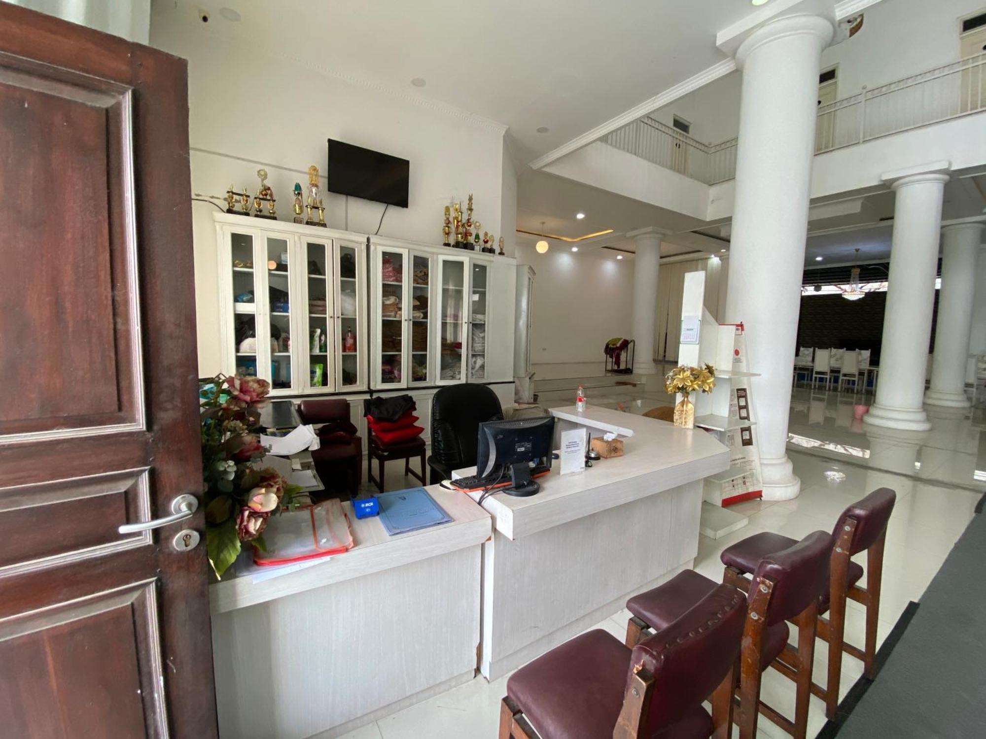 Griya Rw Family Guest House Redpartner Surakarta  Экстерьер фото