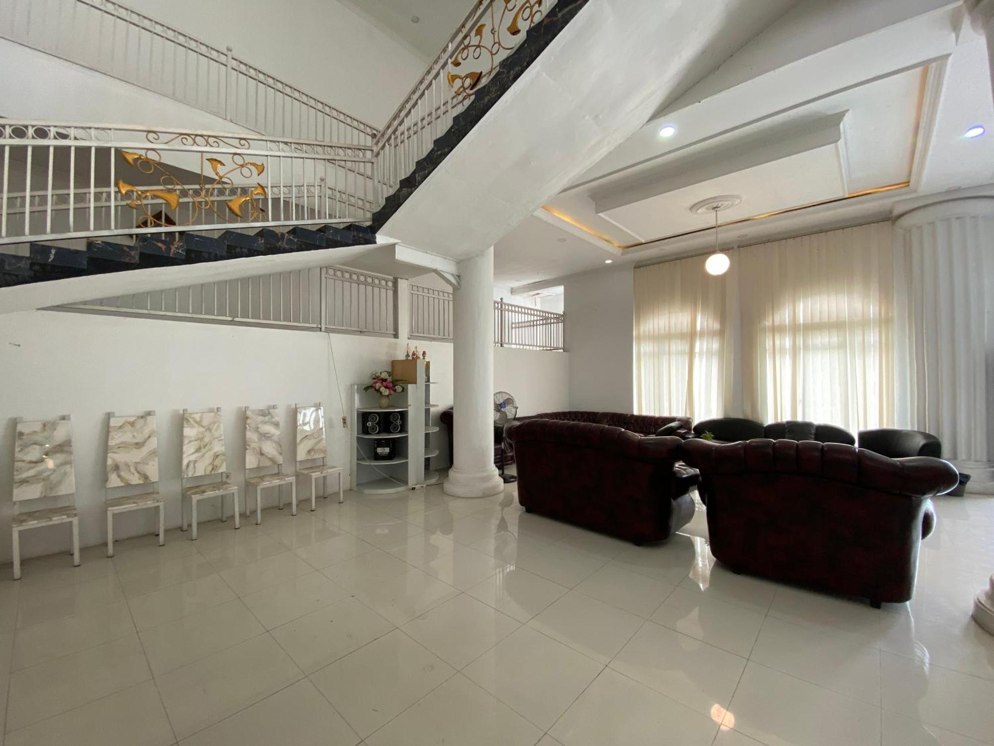 Griya Rw Family Guest House Redpartner Surakarta  Экстерьер фото