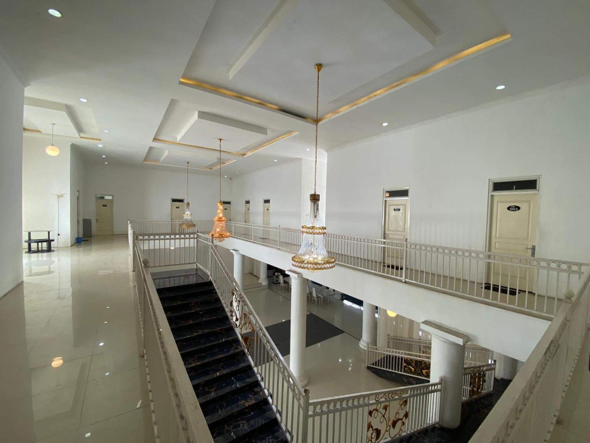 Griya Rw Family Guest House Redpartner Surakarta  Экстерьер фото