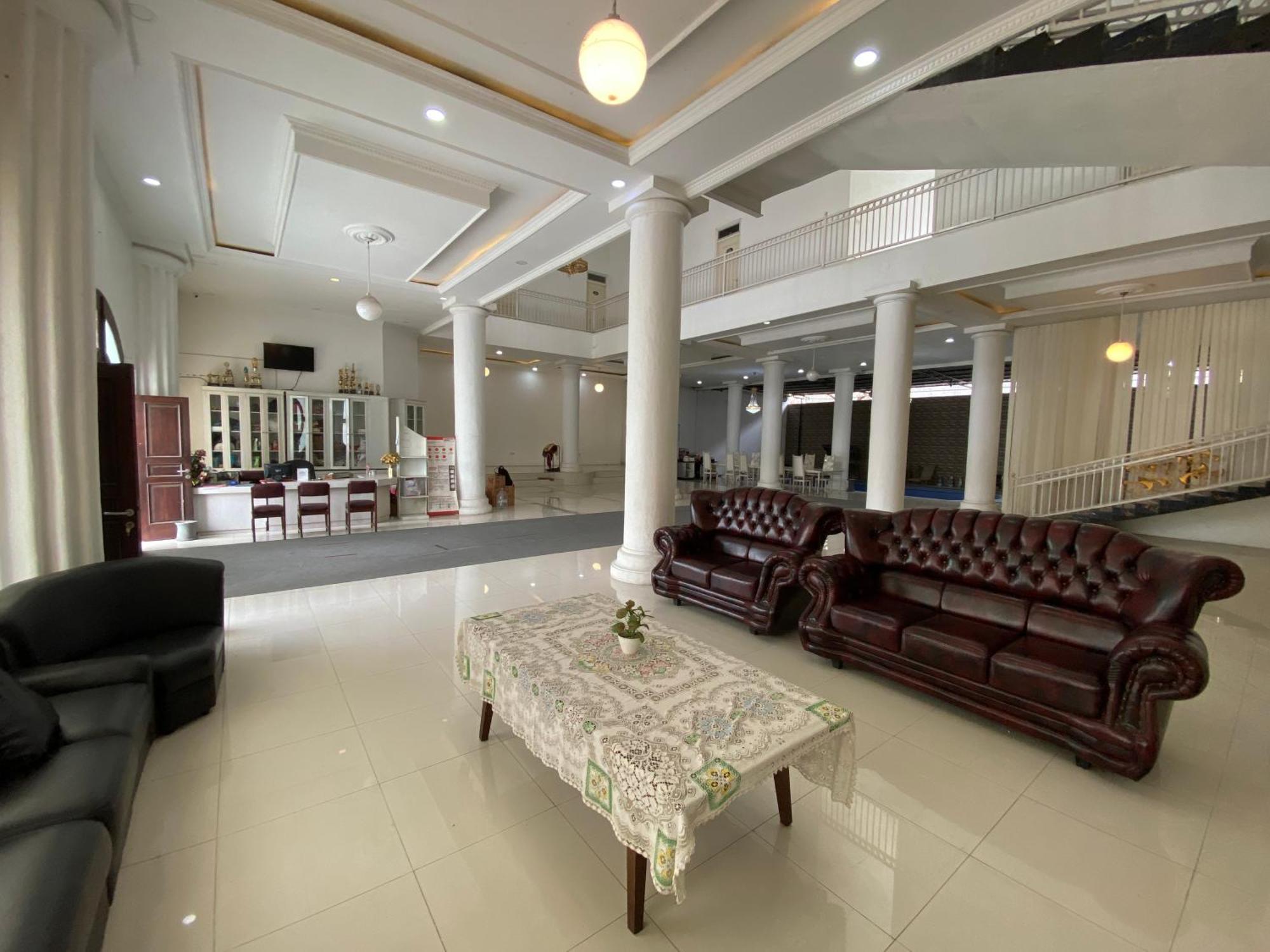 Griya Rw Family Guest House Redpartner Surakarta  Экстерьер фото
