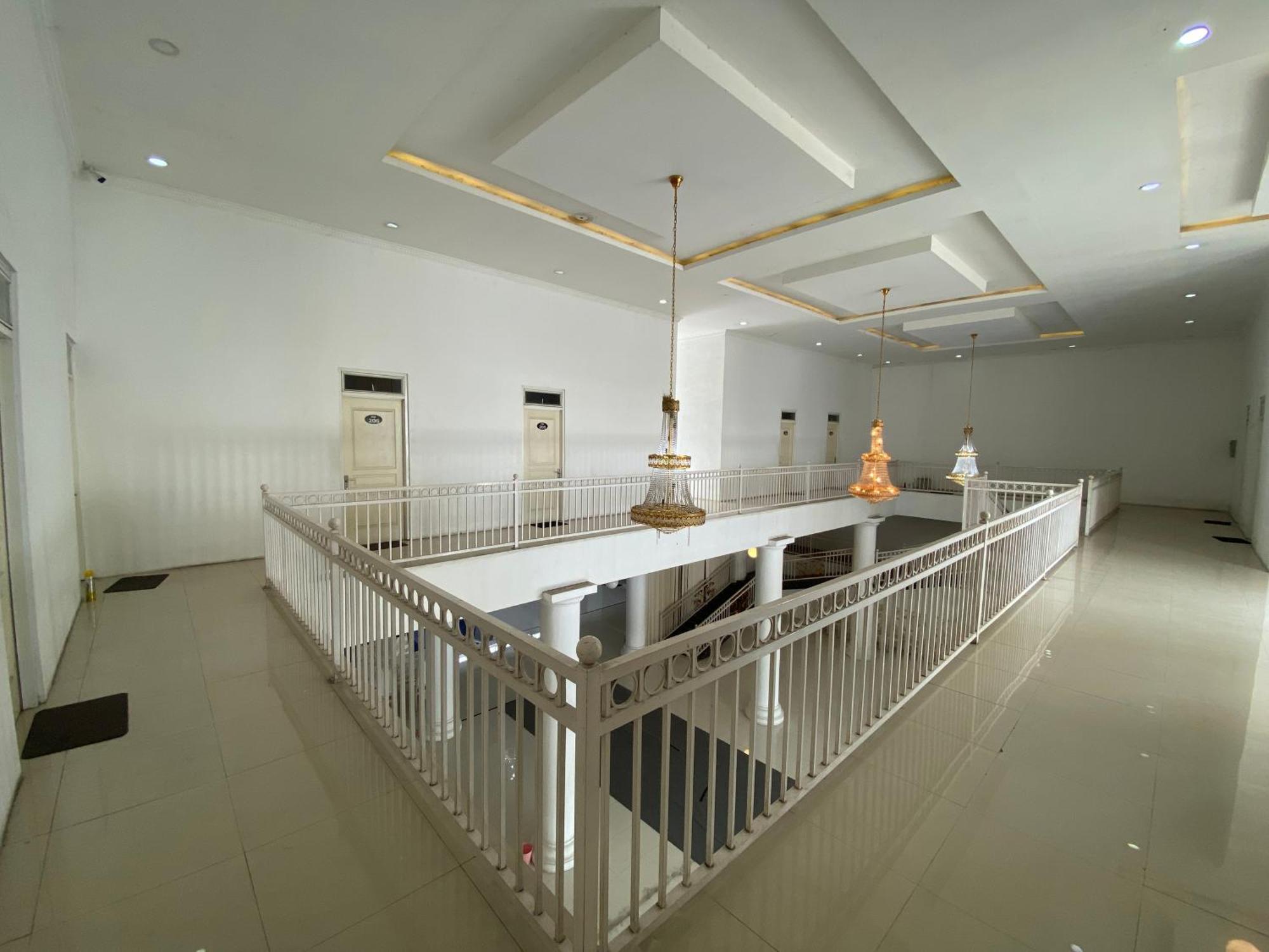 Griya Rw Family Guest House Redpartner Surakarta  Экстерьер фото