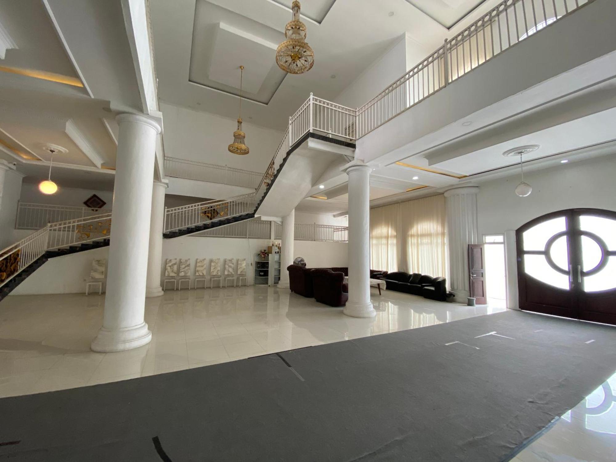 Griya Rw Family Guest House Redpartner Surakarta  Экстерьер фото
