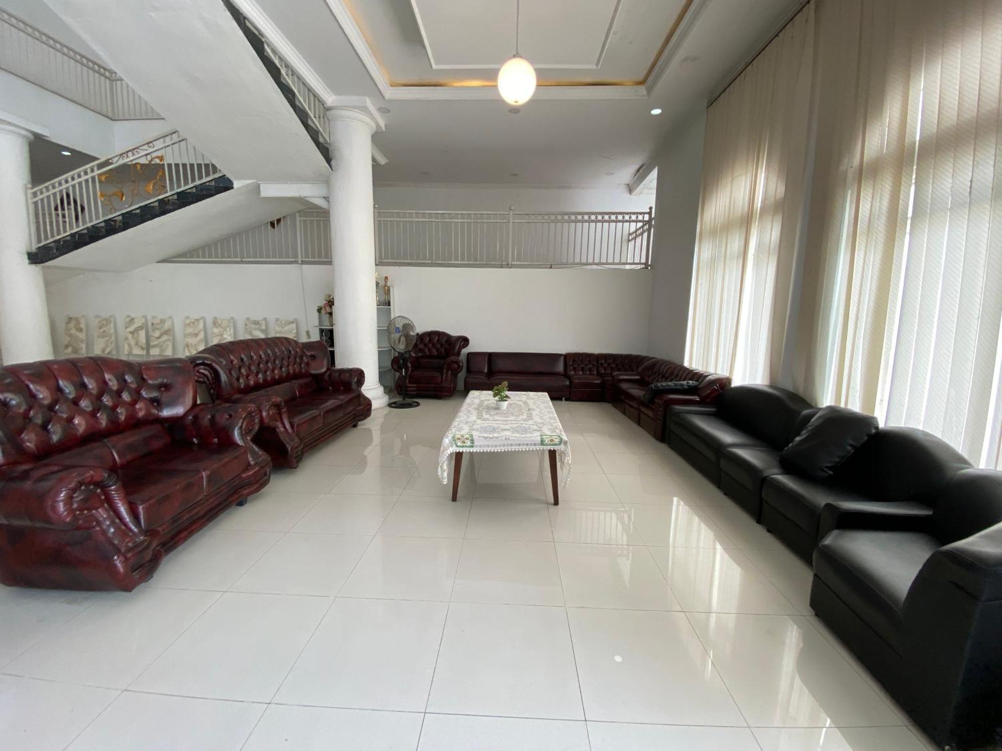 Griya Rw Family Guest House Redpartner Surakarta  Экстерьер фото
