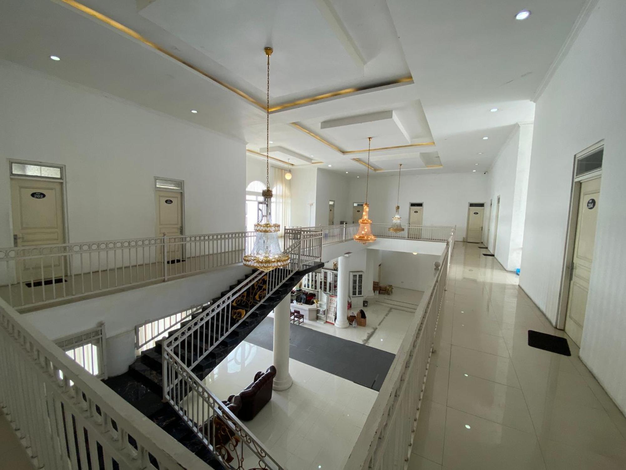 Griya Rw Family Guest House Redpartner Surakarta  Экстерьер фото