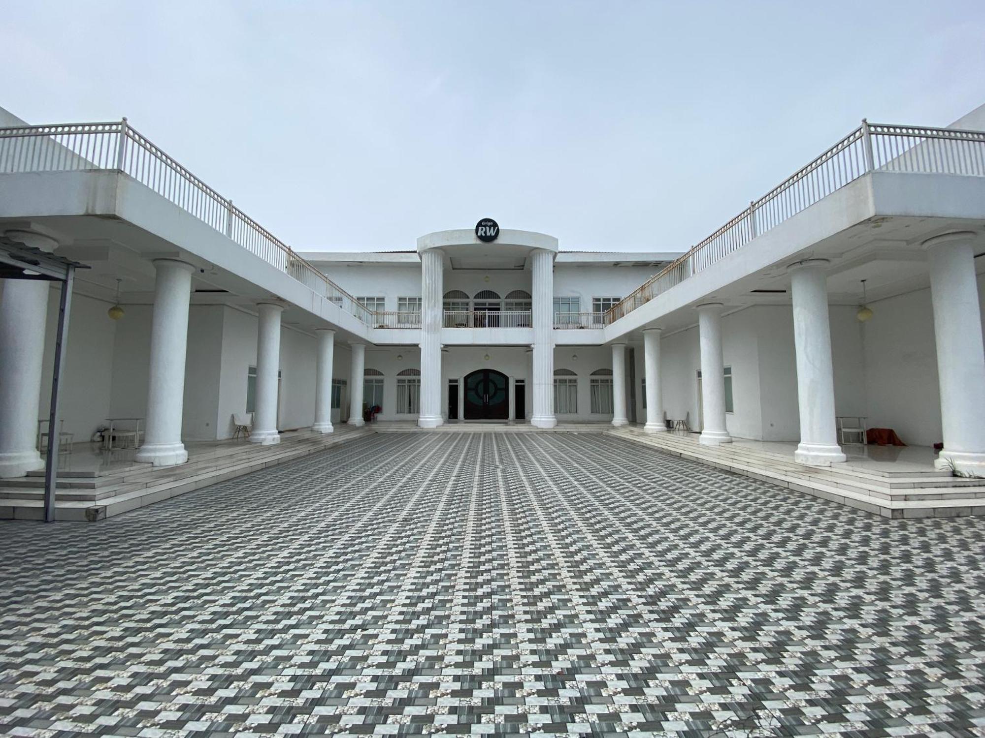 Griya Rw Family Guest House Redpartner Surakarta  Экстерьер фото