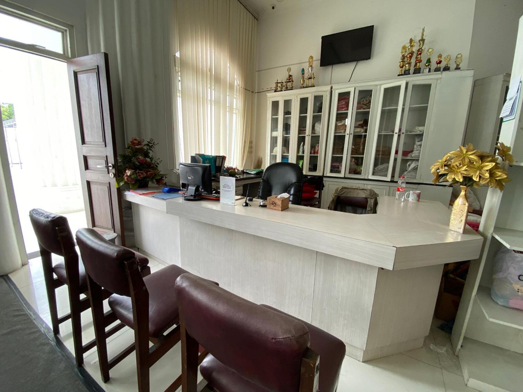 Griya Rw Family Guest House Redpartner Surakarta  Экстерьер фото