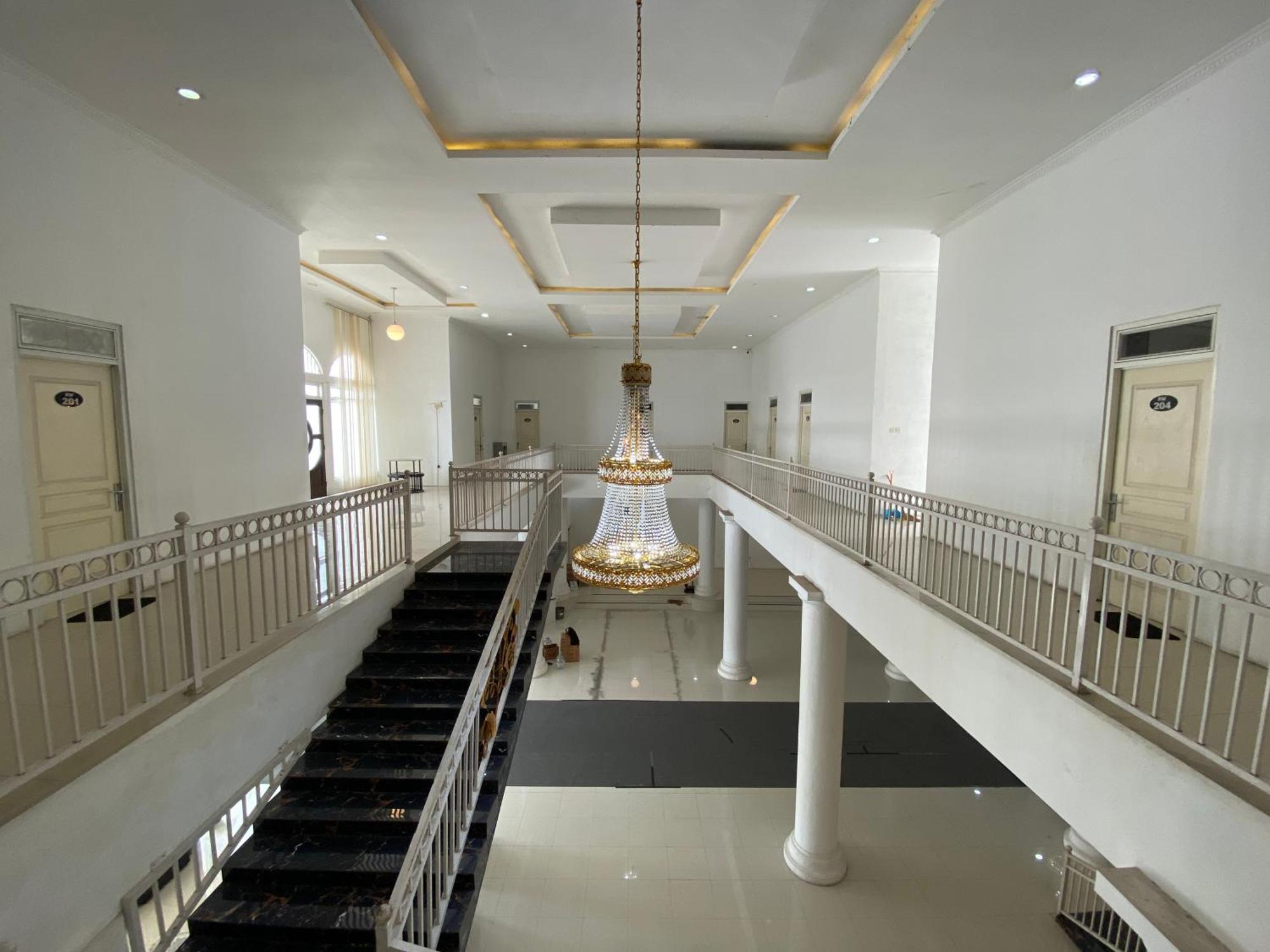 Griya Rw Family Guest House Redpartner Surakarta  Экстерьер фото