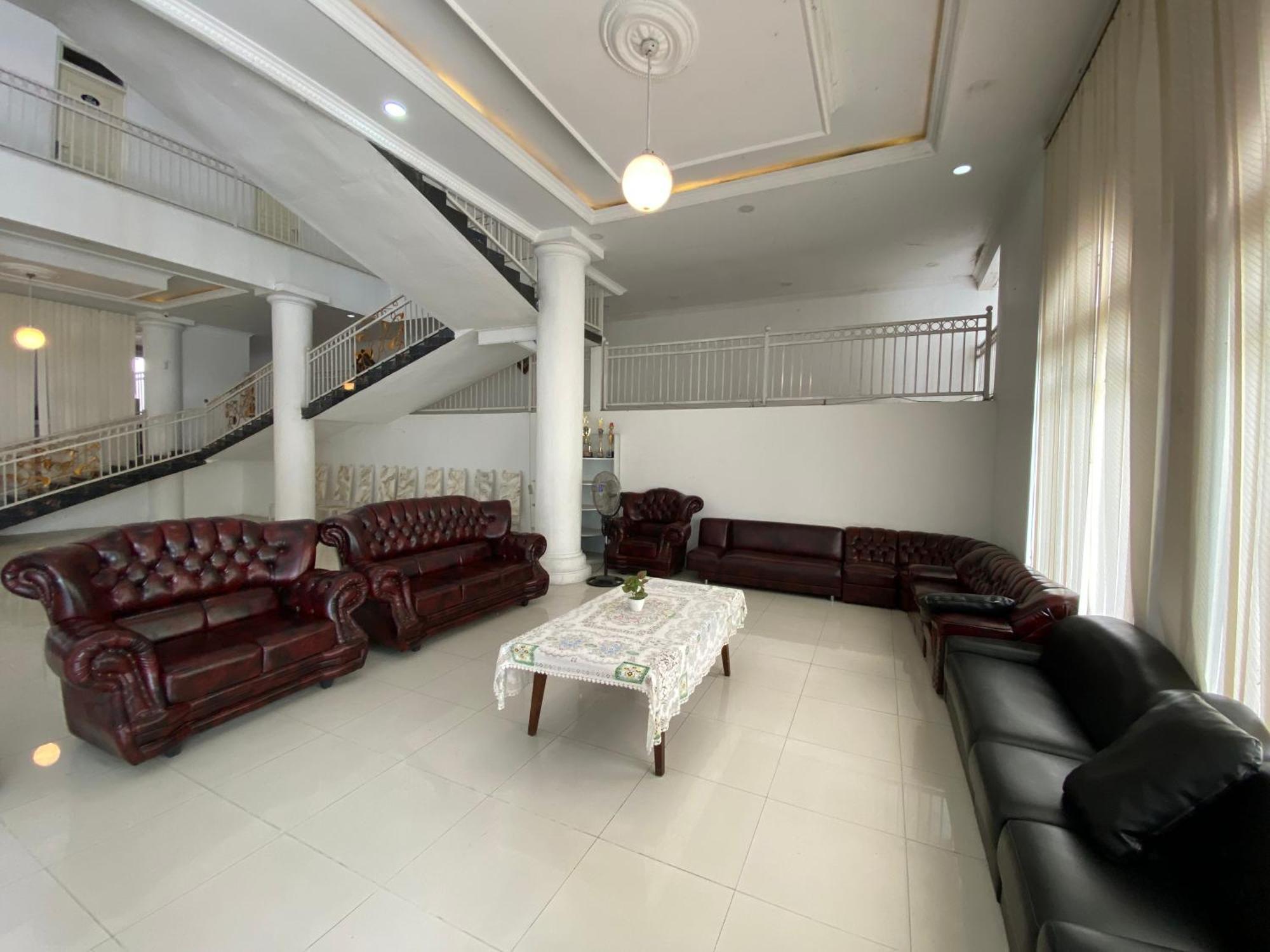 Griya Rw Family Guest House Redpartner Surakarta  Экстерьер фото
