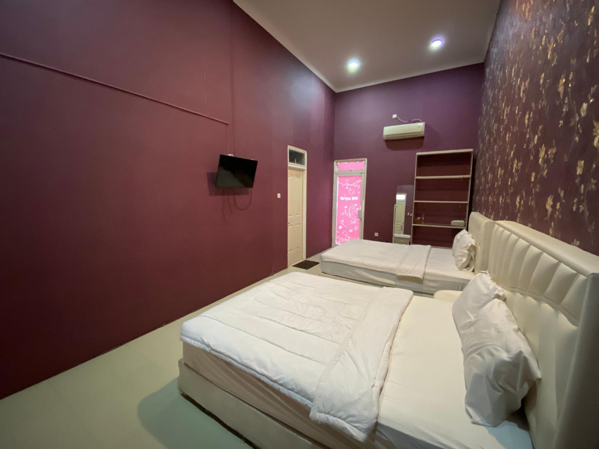 Griya Rw Family Guest House Redpartner Surakarta  Экстерьер фото