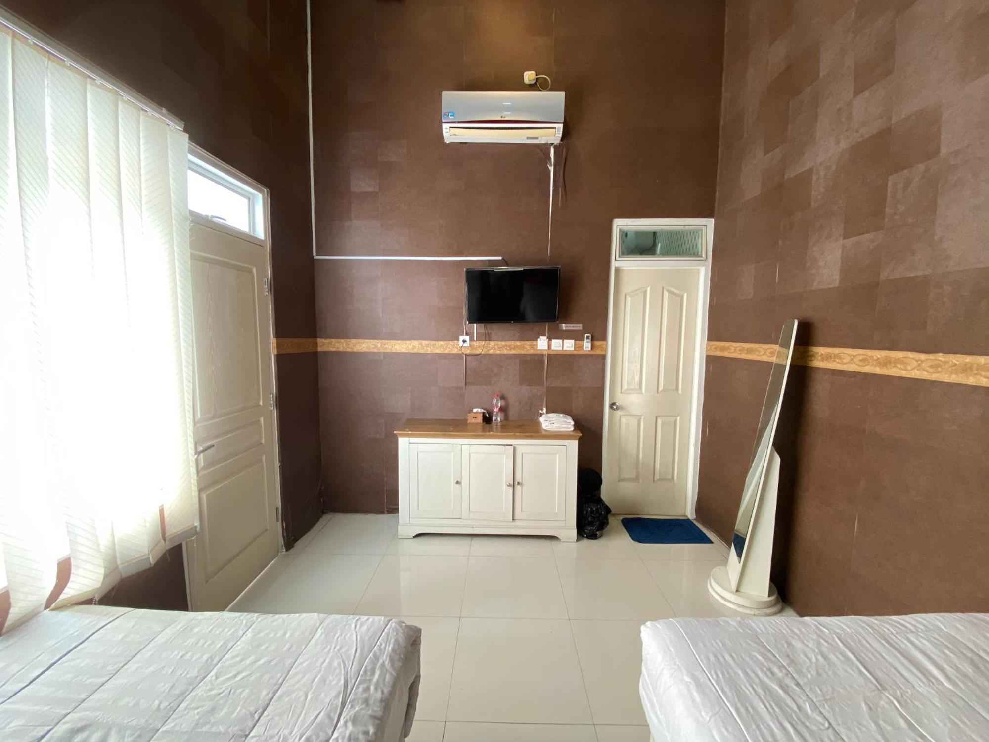 Griya Rw Family Guest House Redpartner Surakarta  Экстерьер фото