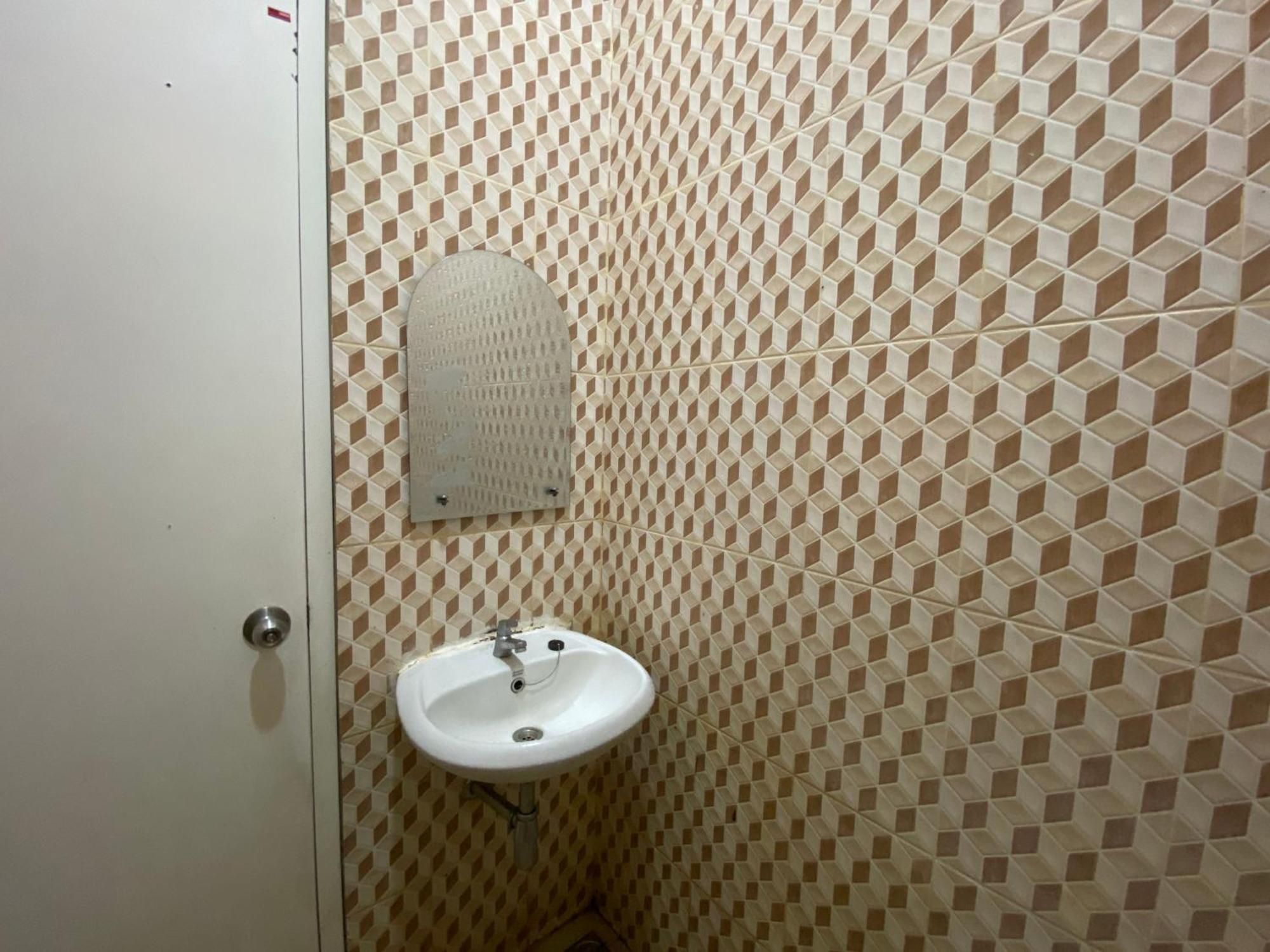 Griya Rw Family Guest House Redpartner Surakarta  Экстерьер фото