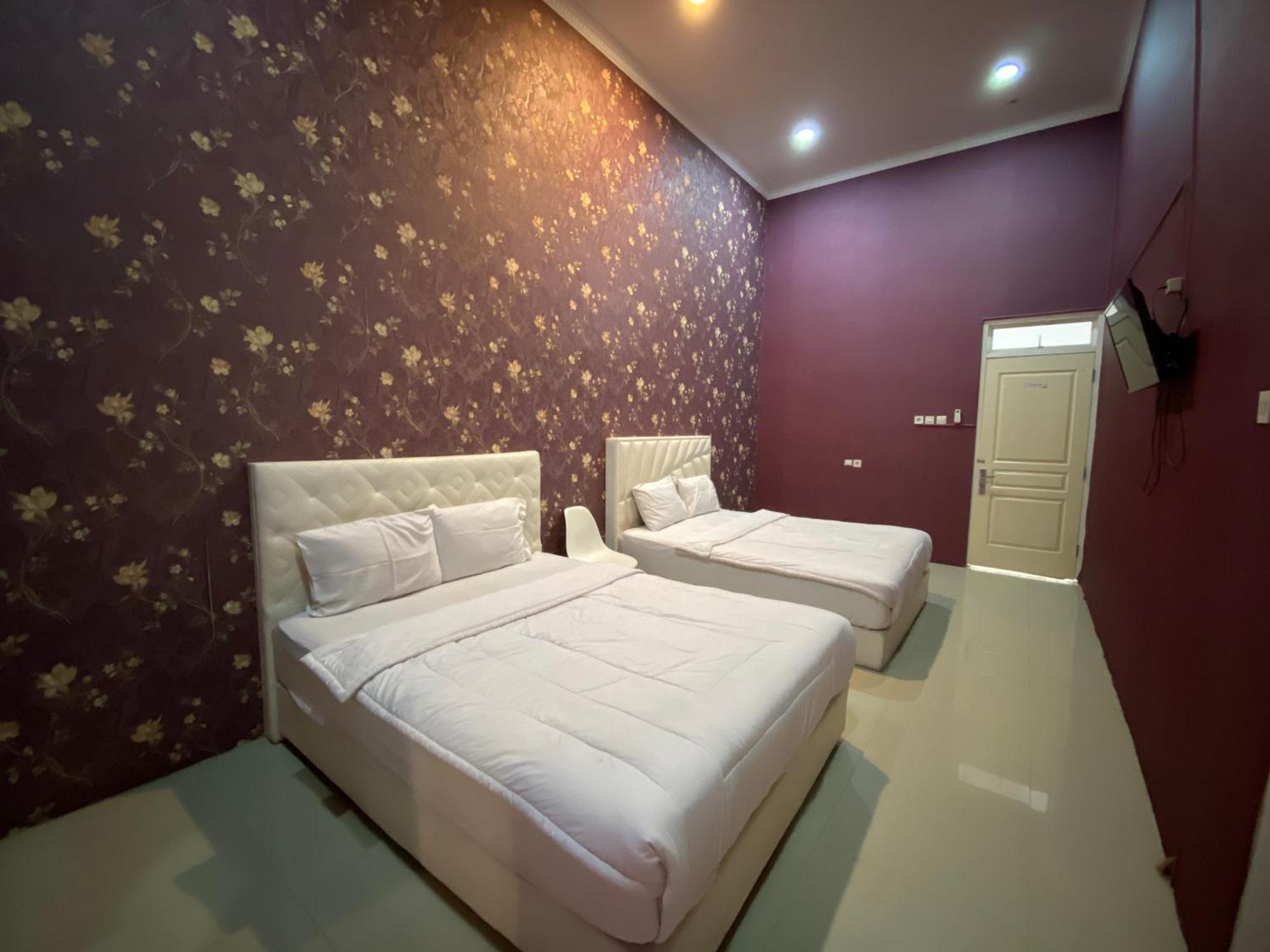 Griya Rw Family Guest House Redpartner Surakarta  Экстерьер фото
