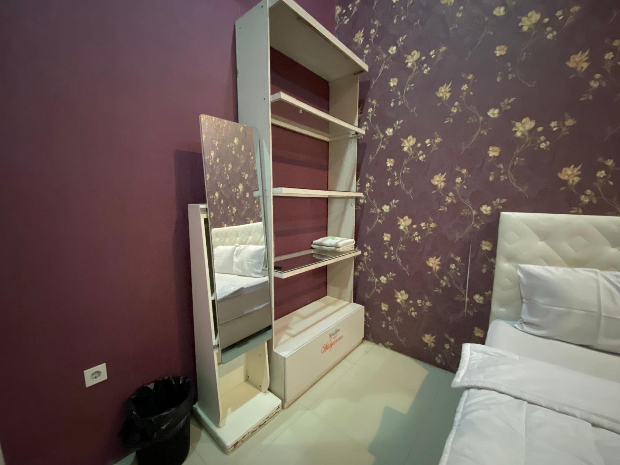 Griya Rw Family Guest House Redpartner Surakarta  Экстерьер фото