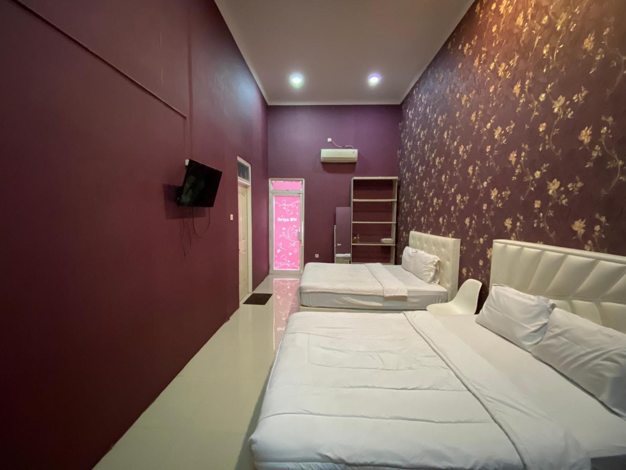 Griya Rw Family Guest House Redpartner Surakarta  Экстерьер фото